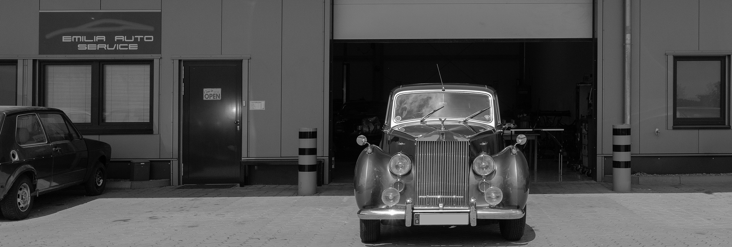 Banner Rolls Royce Rolls Royce Silver Cloud vor dem Hallentor von Emilia Auto Service