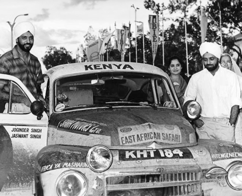 Der „fliegende Sikh“, Joginder Singh, sein Copilot und Bruder Jaswant Singh und der Volvo PV544 nach der East African Safari 1965