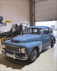 Ein Volvo PV544 zu Gast bei Emilia Auto Service, Ansicht von schräg vorne