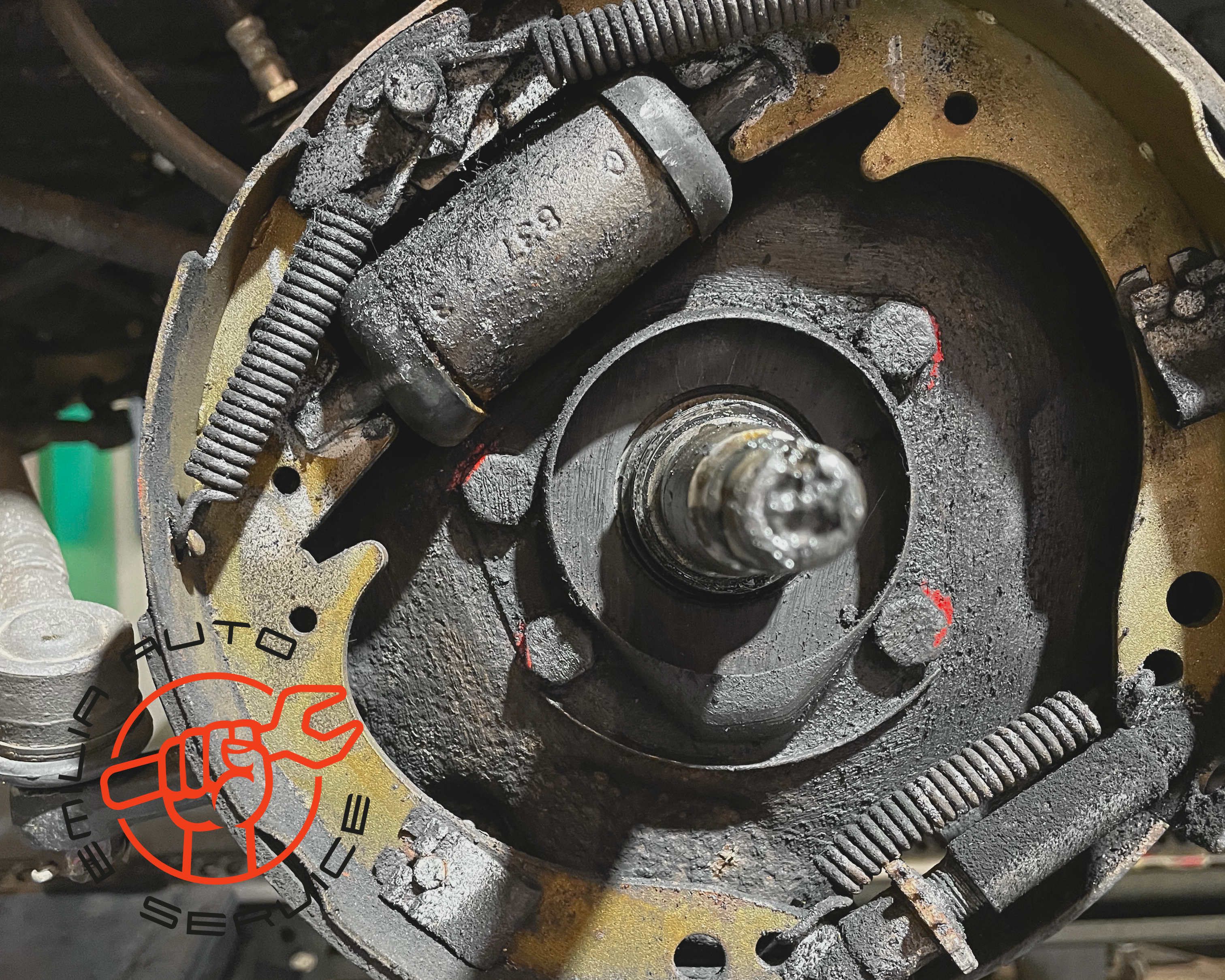 Bremsenservice Trommelbremse bei einem Volvo PV544, Bremszylinder undicht