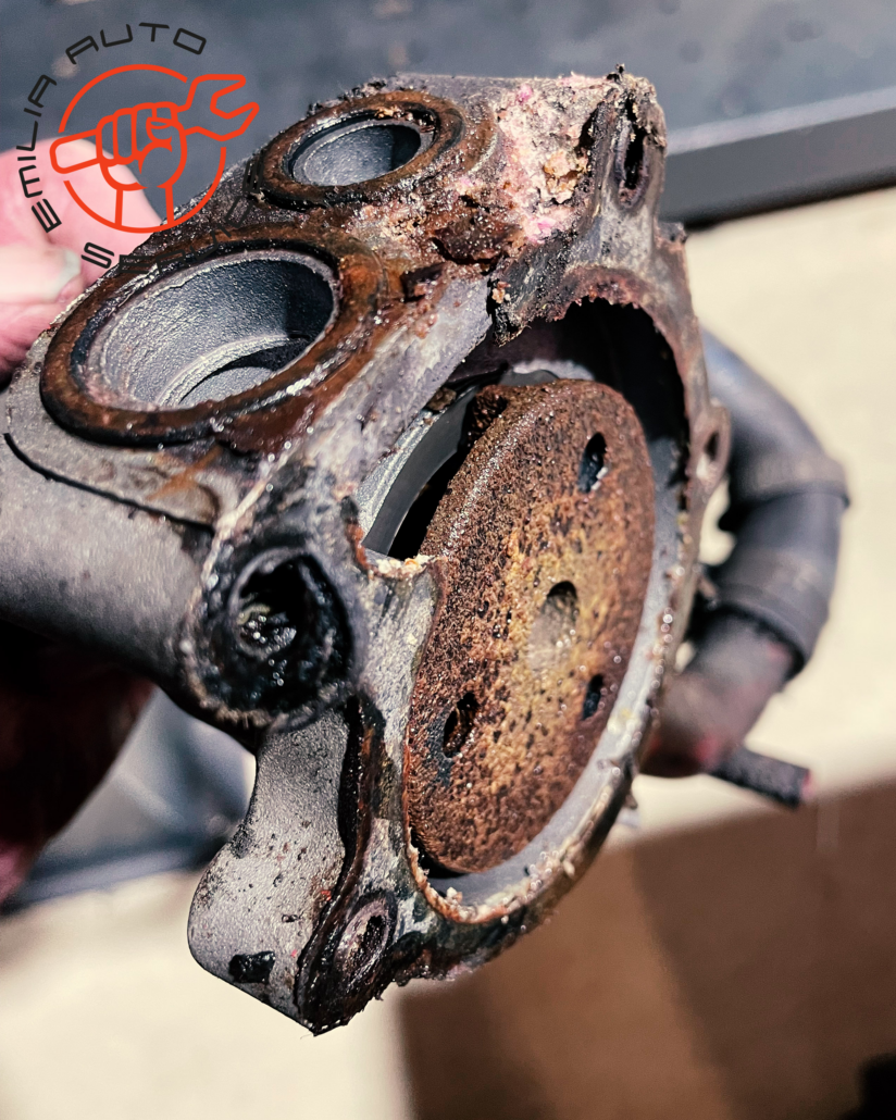 Alte Volvo Motorblock B18-Teile, die Wasserpumpe und die Zeichen der Zeit