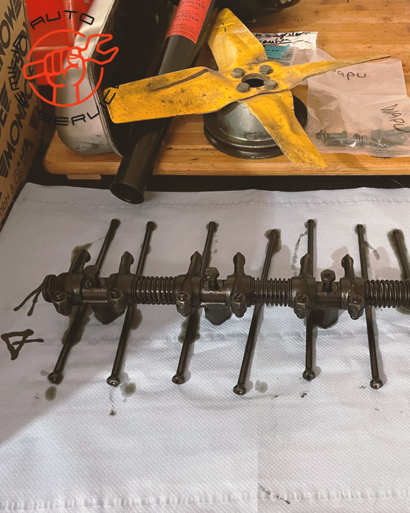 Alte Volvo Motorblock B18-Teile, Kipphebelwelle und Stoßstangen