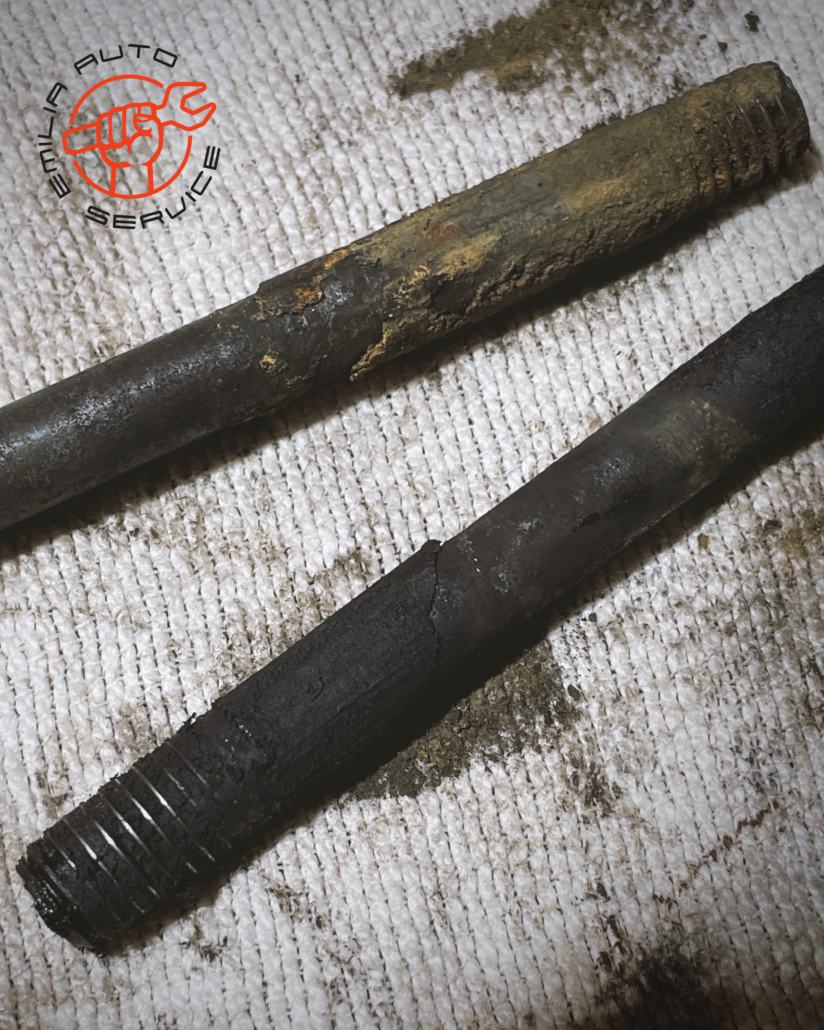 Alte Volvo Motorblock B18-Teile, Stehbolzen Vergaserbrücke/Krümmer