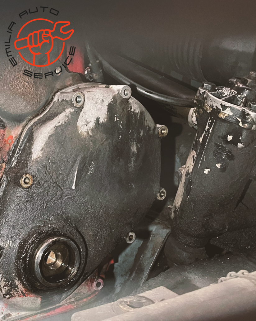 Alte Volvo Motorblock B18-Teile, Steuergehäusedeckel und Lenkgetriebe, Motorraum PV544