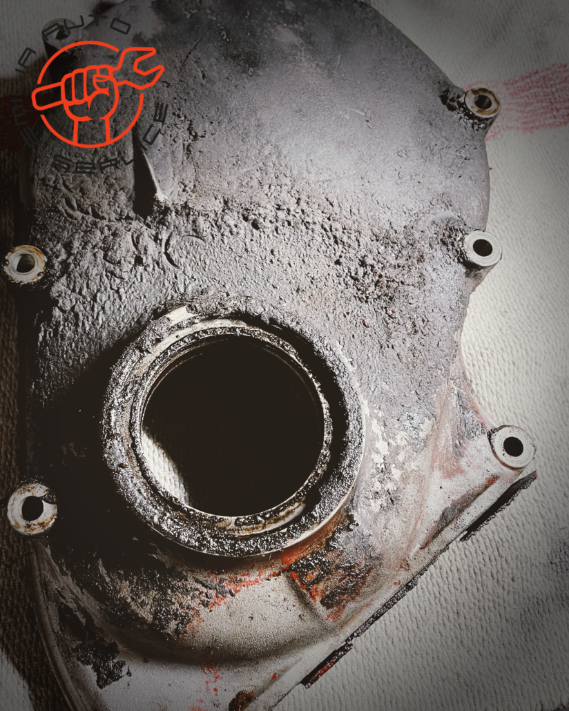 Alte Volvo Motorblock B18-Teile, Steuergehäusedeckel mit Dreck der Jahre