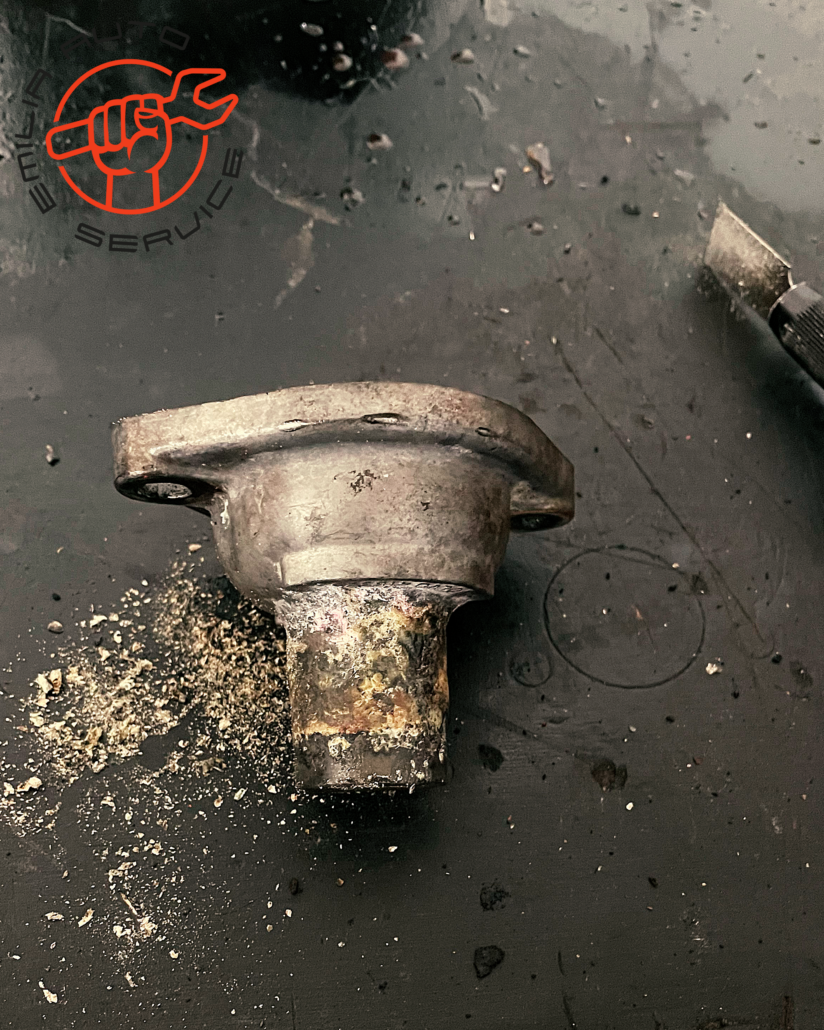 Alte Volvo Motorblock B18-Teile, Thermostatgehäuse