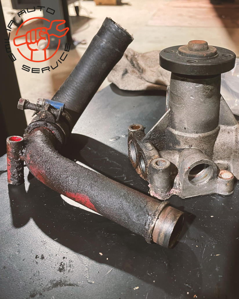 Alte Volvo Motorblock B18-Teile, Wasserpumpe mit Gehäuse, Wasserrohr und Kühlerschlauch