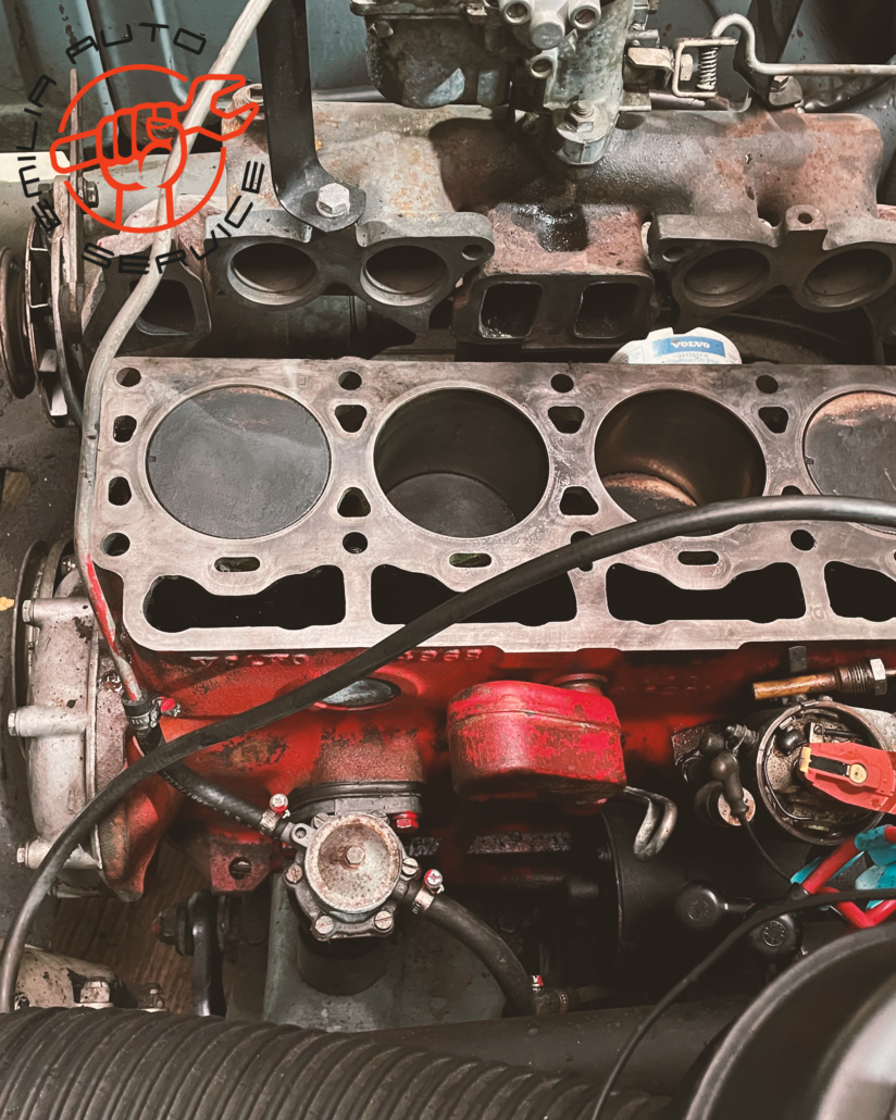 Volvo Motorblock B18, gereinigte Auflagefläche für den Zylinderkopf, Blick auf die Kolbendächer und in die Brennräume, Motorraum PV544, Zusammenbau