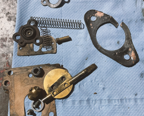 Vergaser Einzelteile nach einem langen Einsatz... nicht mehr brauchbar. kaputte Dichtungen, verschlissene Messingteile und schlaffe Federn.