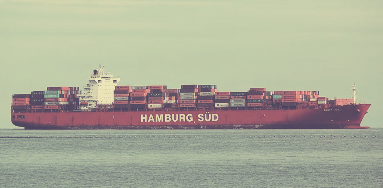 Mission Afrika - Next Chapter. Containerschiff auf hoher und ruhiger See. So oder so ähnlich könnte der Transport des Volvos aussehen