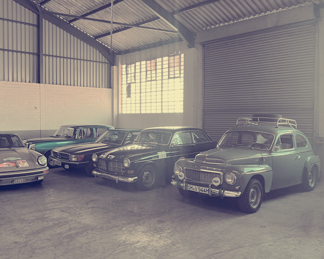 Erstkontakt Mission Afrika - Next Chapter. Nach fast 6 Wochen Trennung wieder vereint. Kitty, Tim und der "Bucklige". In der Zollhalle im Hafen von Kapstadt unter Gleichgesinnten. Zusammen mit einem Mercedes SL (R109), einer großen Heckflosse (W111), Volvos Amazone und einem 911er der 2.Generation