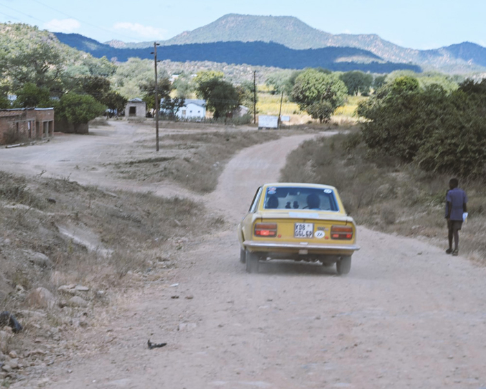 Fiat 124 Sport Mit dem Fiat von Schlagloch zu Schlagloch, auf der Nebenstrecke durch Sambia