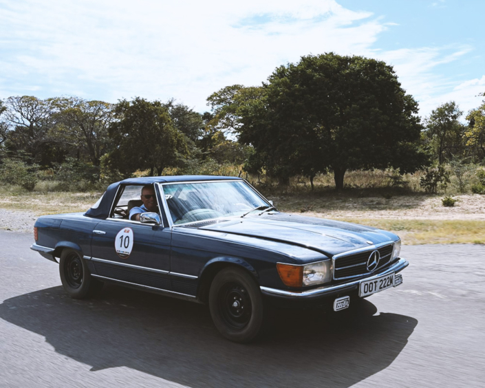 No10 Ein Mercedes SL Cabrio, R109 auf geteerter Strecke