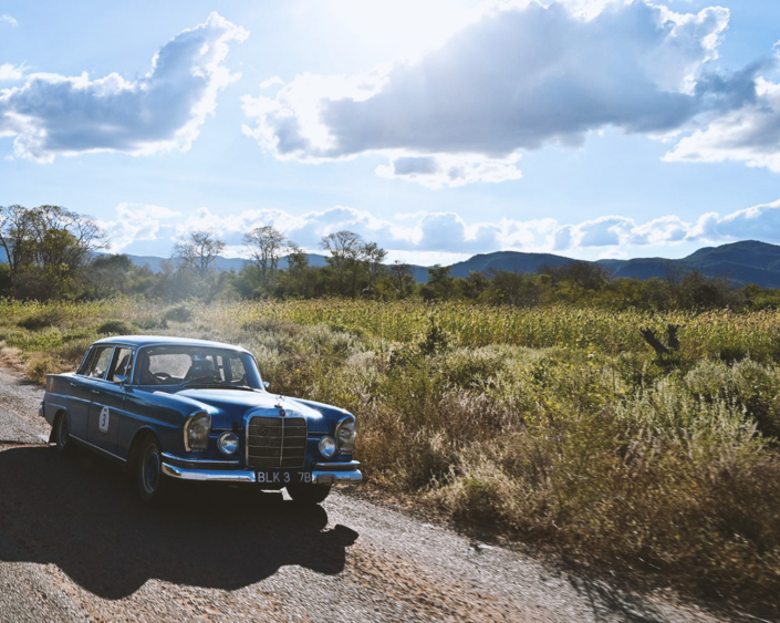 No3 Mercedes W111 - eine Heckflosse auf der Schotterpiste durch Sambia