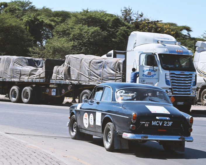 No6 Volvo Amazone auf den Straßen von Simbabwe - endlich wieder Asphalt unter dem Gummis