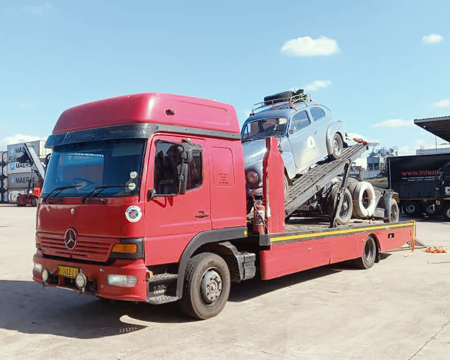Return2Sender Unser Buckliger ist zurück im Hafen und warten auf seine Heimreise. In guter Gesellschaft. Volvo PV544 und Bentley Pre-War