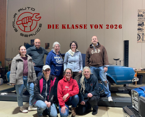 Your First Mechanical Date: Die Klasse von 2026 bei Emilia Auto Service, Gruppenfoto von allen Beteiligten