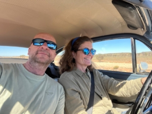 Team PV544 Kitty & Tim in ihrem geliebten PV544 in Afrika