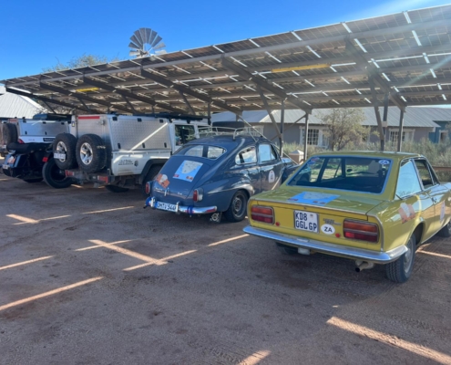Mission Afrika – Erholungsphase Mission Afrika – Erholungsphase – Heckansicht Fiat 124 Sport, Volvo PV544 und zwei der Versorgungsfahrzeuge.