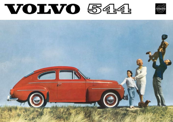 Titelseite vom Prospekt des Volvo PV544, Familie mit Dackel und einem roten "Buckel"
